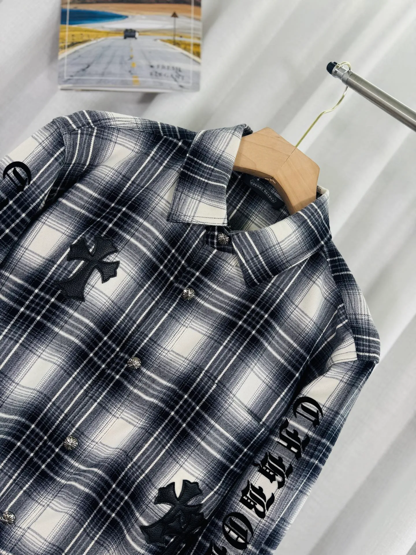 P250 top version, real shot without P, ​​different from market currency) 𝗖𝗵𝗿𝗼𝗺𝗲 𝗛𝗲𝗮𝗿𝘁𝘀/Cro Xin 2025 leather plaid shirt Accessories: Original model-opening collar label ➕100% silk wash water label. Genuine purchase-grade original hangtag➕matching hanging rope➕3D hanging beads➕original packaging bag. Craftsmanship: The original version has consistent wiring! The highest version of the armhole matching technique! Color: Red Black Size: S M L XL Style No.: 8001